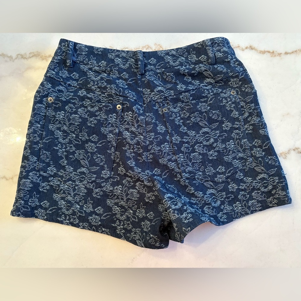 Urban Outfitters - Picture 2 of 4